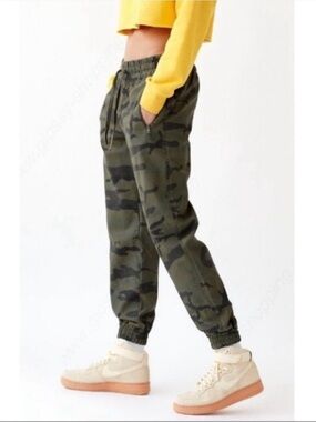 Aritzia Tna Alix Pant Elastic Cuff Camo Joggers in Green Size Medium